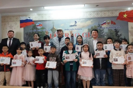 Các đại biểu và các em học sinh đạt giải.