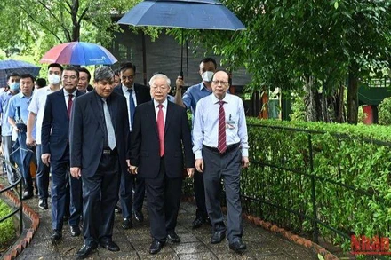 Tổng Bí thư Nguyễn Phú Trọng cùng các đại biểu thăm Khu Di tích Chủ tịch Hồ Chí Minh tại Phủ Chủ tịch. (Ảnh: Thủy Nguyên)