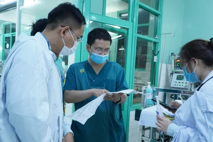 Ê-kíp bác sĩ Bệnh viện Chợ Rẫy và Bệnh viện Nhi đồng 2 trao đổi chuyên môn.