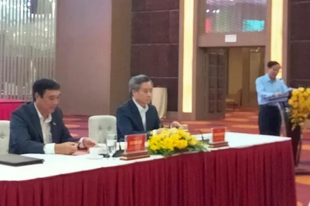 Các đồng chí Ủy viên Trung ương Đảng: Bùi Minh Châu, Bí thư Tỉnh ủy Phú Thọ; Nguyễn Quang Dương, Phó Trưởng Ban Tổ chức Trung ương chủ trì Hội thảo.