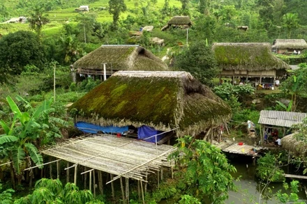 Trên đỉnh Tây Côn Lĩnh, những mái nhà rêu phong của người dân tộc Dao, thôn Xà Phìn, xã Phương Tiến, huyện Vị Xuyên thu hút khách du lịch. 