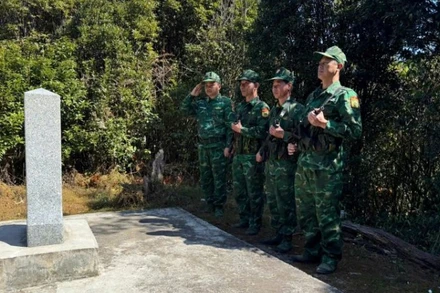 Nghi thức đội hình tuần tra thực hiện tại cột mốc.