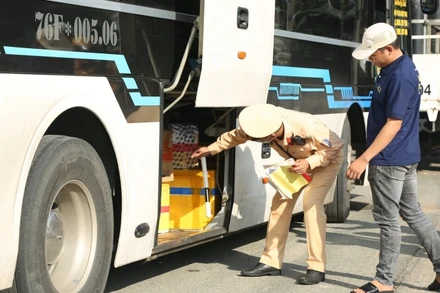 Lực lượng chức năng kiểm tra ô-tô vận tải hành khách trên các tuyến đường thuộc địa bàn tỉnh.