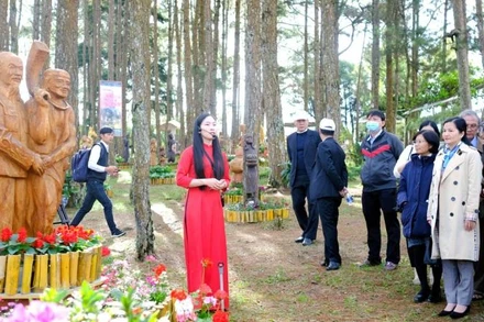 Thuyết minh về tượng gỗ Tây Nguyên tại triển lãm.