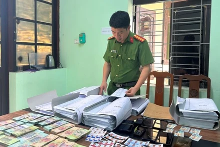 Cán bộ điều tra đang tập hợp các tài liệu, vật chứng có liên quan trong vụ án cá độ bóng đá và cho vay nặng lãi.