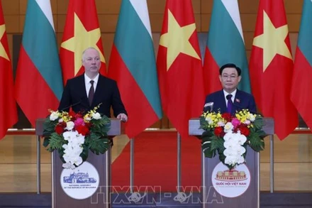 Chủ tịch Quốc hội Vương Đình Huệ và Chủ tịch Quốc hội Bulgaria Rossen Dimitrov Jeliazkov chủ trì buổi họp báo thông báo kết quả hội đàm. (Ảnh: Nhan Sáng/TTXVN)