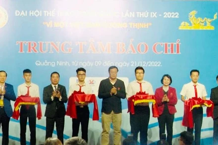 Các đại biểu cắt băng Khánh thành Trung tâm Báo chí.