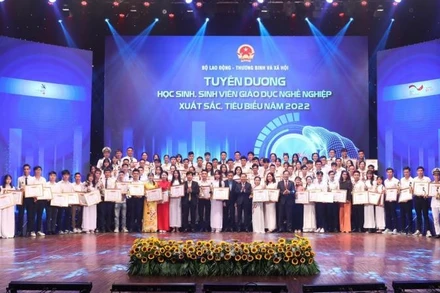 Tuyên dương 100 học sinh, sinh viên tiêu biểu, xuất sắc tại lễ kỷ niệm.