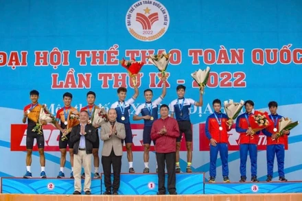 Ban Tổ chức trao giải cho các vận động viên.