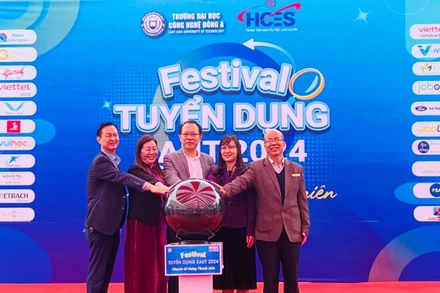 Các đại biểu thực hiện nghi thức khai mạc Festival tuyển dụng EAUT 2024.