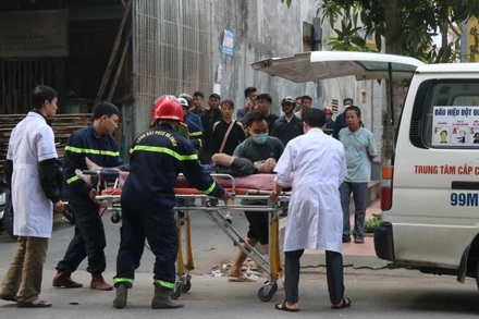 Các lực lượng chức năng đưa nạn nhân đi cấp cứu.