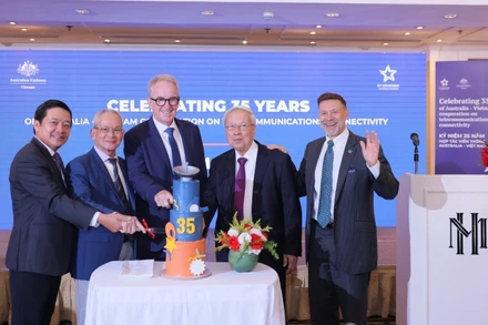 Các đại biểu cắt bánh kỷ niệm 35 năm OTC và GDPT ký thỏa thuận hợp tác kinh doanh đầu tiên vào năm 1988.