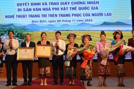 Đồng chí Nguyễn Thái Bình, Chủ tịch Ủy ban nhân dân huyện Điện Biên và đại diện lãnh đạo Sở Văn hóa, Thể thao và Du lịch Điện Biên trao Bằng công nhận Di sản văn hóa phi vật thể quốc gia Nghệ thuật trang trí trên trang phục của người Lào, cho cộng đồng dân tộc Lào ở hai huyện: Điện Biên và Điện Biên Đông.