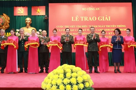 Các đại biểu cắt băng khai mạc Triển lãm.