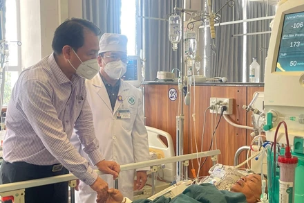 Bệnh nhân điều trị trong vụ ngộ độc chè đậu trắng.