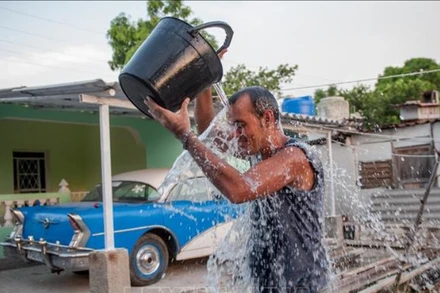 Người dân tránh nóng tại La Habana, Cuba. Ảnh tư liệu: AFP/ TTXVN