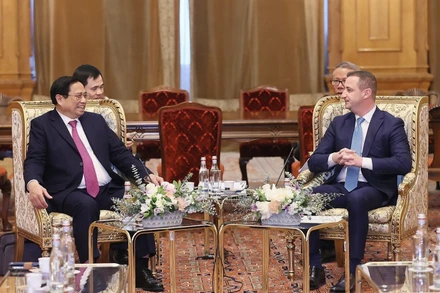 Thủ tướng Chính phủ Phạm Minh Chính hội kiến Chủ tịch Hạ viện Romania Alfred Simonis. (Ảnh: Dương Giang/TTXVN)