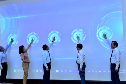 Lãnh đạo tỉnh Tuyên Quang bấm nút ra mắt ứng dụng Tuyên Quang ID.