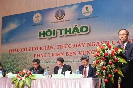 Đại diện VRA phát biểu tại Hội thảo Tháo gỡ khó khăn thúc đẩy ngành cao-su phát triển bền vững. (Ảnh: Vũ Phong).
