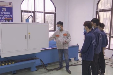 Giờ học thực hành của thầy và trò trường Cao đẳng nghề Hà Nam.