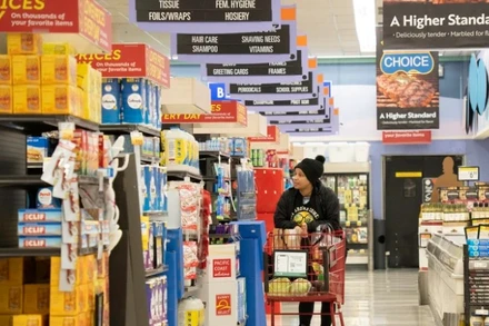 Người dân mua sắm tại siêu thị ở California, Mỹ. (Ảnh: THX/TTXVN)