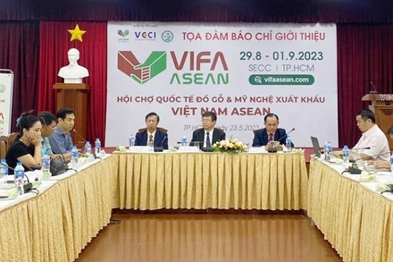 Quang cảnh buổi giới thiệu về Hội chợ.
