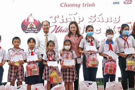 Đại diện Hội Bảo vệ quyền lợi trẻ em trao các phần quà, học bổng tặng thiếu nhi có hoàn cảnh khó khăn tỉnh Bạc Liêu.