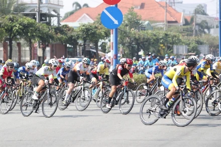 Các vận động viên bước vào chặng đua đầu tiên ngày 8/3.