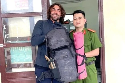 Anh Noad Samuel Kolly nhận lại balo sau khi đánh rơi trên đường Hồ Chí Minh, đoạn qua tỉnh Quảng Bình.