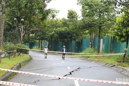 Ngành chức năng thành phố Gia Nghĩa đã tổ chức cắm biển cấm phương tiện qua lại ở hai đầu điểm nứt, gãy.