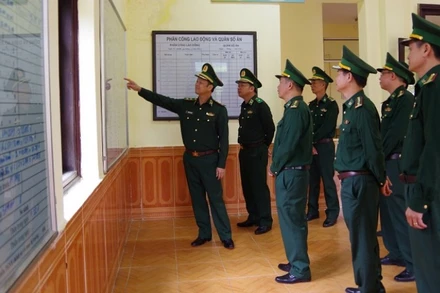 Trung tướng Nguyễn Anh Tuấn, Chính ủy Bộ đội Biên phòng cùng đoàn công tác kiểm tra lịch công tác của lãnh đạo chỉ huy Đồn Biên phòng Mường Pồn.