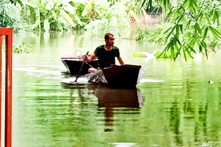 Mỗi khi mưa lớn, nước lũ suối Nam Tiền dâng cao, phương tiện đi lại duy nhất của người dân là thuyền.