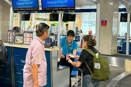 Hành khách đi lại tại sân bay Tân Sơn Nhất.