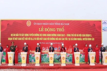 Các đồng chí lãnh đạo tỉnh Hà Nam bấm nút động thổ dự án tuyến đường bộ song hành Vành đai 5.