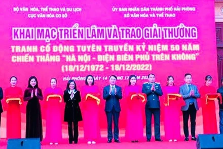 Các đại biểu cắt băng khai mạc Triển lãm.