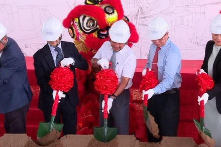 Các đại biểu thực hiện nghi thức khởi công.