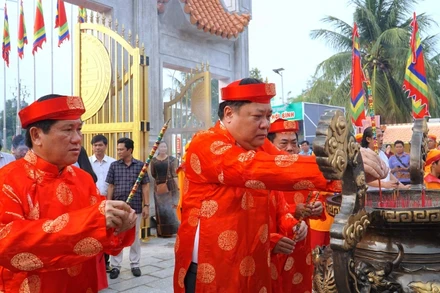 Lãnh đạo tỉnh Cà Mau dâng hương tưởng nhớ công ơn trời biển của các vị Vua Hùng nhân Ngày Giỗ Tổ, vào sáng 29/4.