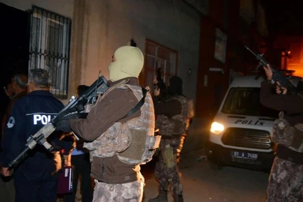 Cảnh sát Thổ Nhĩ Kỳ tham gia chiến dịch truy quét các nghi can IS. (Ảnh: AFP/TTXVN)