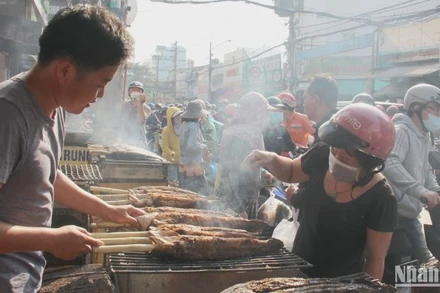 Từ sáng sớm, trên đường Tân kỳ-Tân Quý (quận Tân Bình) đã có khá đông người dân đến đây mua cá lóc nướng về cúng nhân ngày vía Thần Tài.
