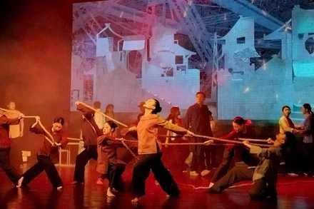 Một cảnh trong vở nhạc kịch "Lửa từ Đất" do Nhà hát Tuổi trẻ dàn dựng.