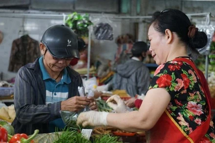 Giá rau xanh tại chợ tăng hơn so ngày thường.