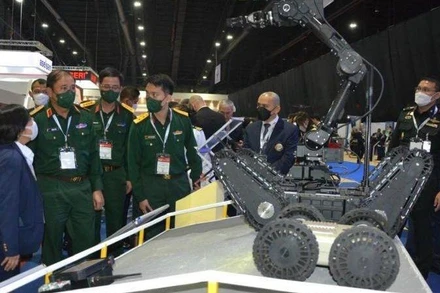 Trung tướng Phùng Sĩ Tuấn và các thành viên trong đoàn thăm các gian hàng tại triển lãm.