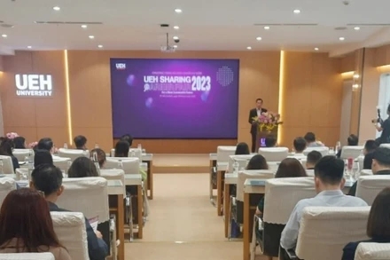 Quang cảnh buổi ra mắt chuỗi sự kiện UEH SHARING-CAREER FAIR 2023.