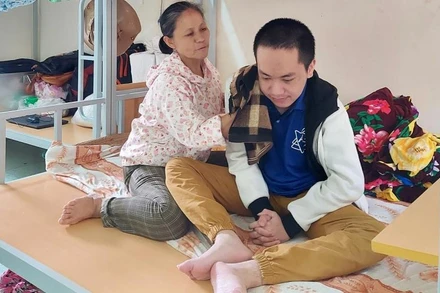 Bỏ việc làm thuê, bà Hồng đi học theo Thắm để chăm sóc con trai bị bệnh bẩm sinh.