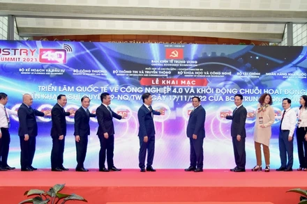 Thủ tướng và các đại biểu nhấn nút khai mạc Triển lãm Quốc tế về Công nghiệp 4.0 năm 2023.