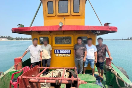 5 thuyền viên trên tàu kéo hiện vẫn chưa được tìm thấy.