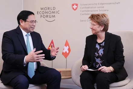 Thủ tướng Phạm Minh Chính gặp Tổng thống Liên bang Thụy Sĩ Viola Amherd. (Ảnh: Dương Giang/TTXVN)