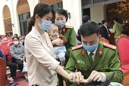 Công an thành phố Hà Nội triển khai làm căn cước công dân gắn chip cho công dân. (Ảnh minh họa) 