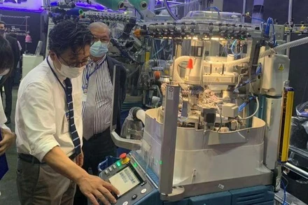 Doanh nghiệp tham quan, tìm hiểu một thiết bị sản xuất tại triển lãm. (Ảnh: CTV)