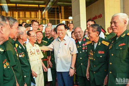 Chủ tịch Quốc hội Vương Đình Huệ với các đại biểu tại buổi gặp mặt.